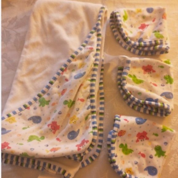 Babies R Us Fish Under the Sea Hooded Towel With 3 Wash Cloths - Picture 2 of 5